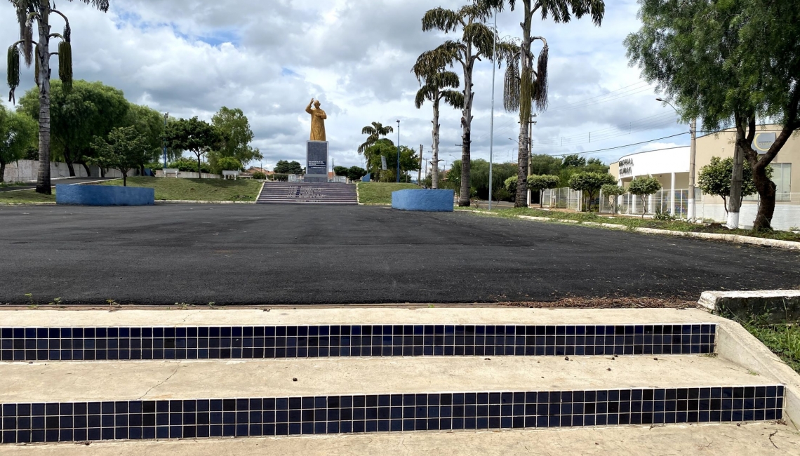 Estátua Padre Donizetti (Terminal Turístico) - Imagem: img4707.jpg